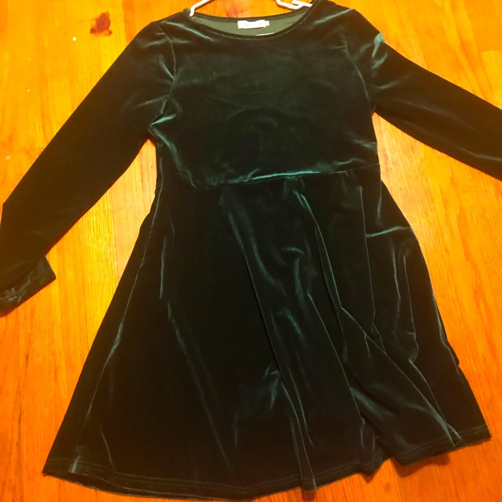 Green long sleeve velvet dress
